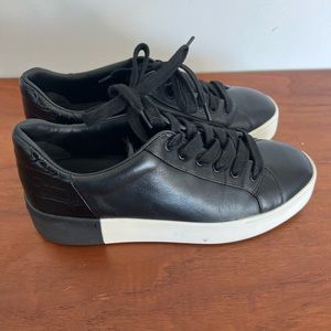 EUC Vince Sneakers